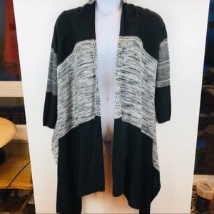 Lulu e. Bebe b&w hi-lo swing sweater size M/L